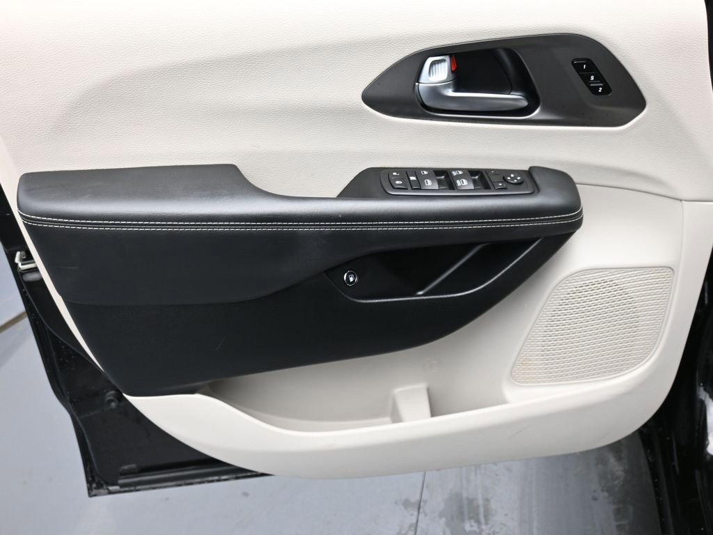 Certified 2024 Chrysler Pacifica Select image 9