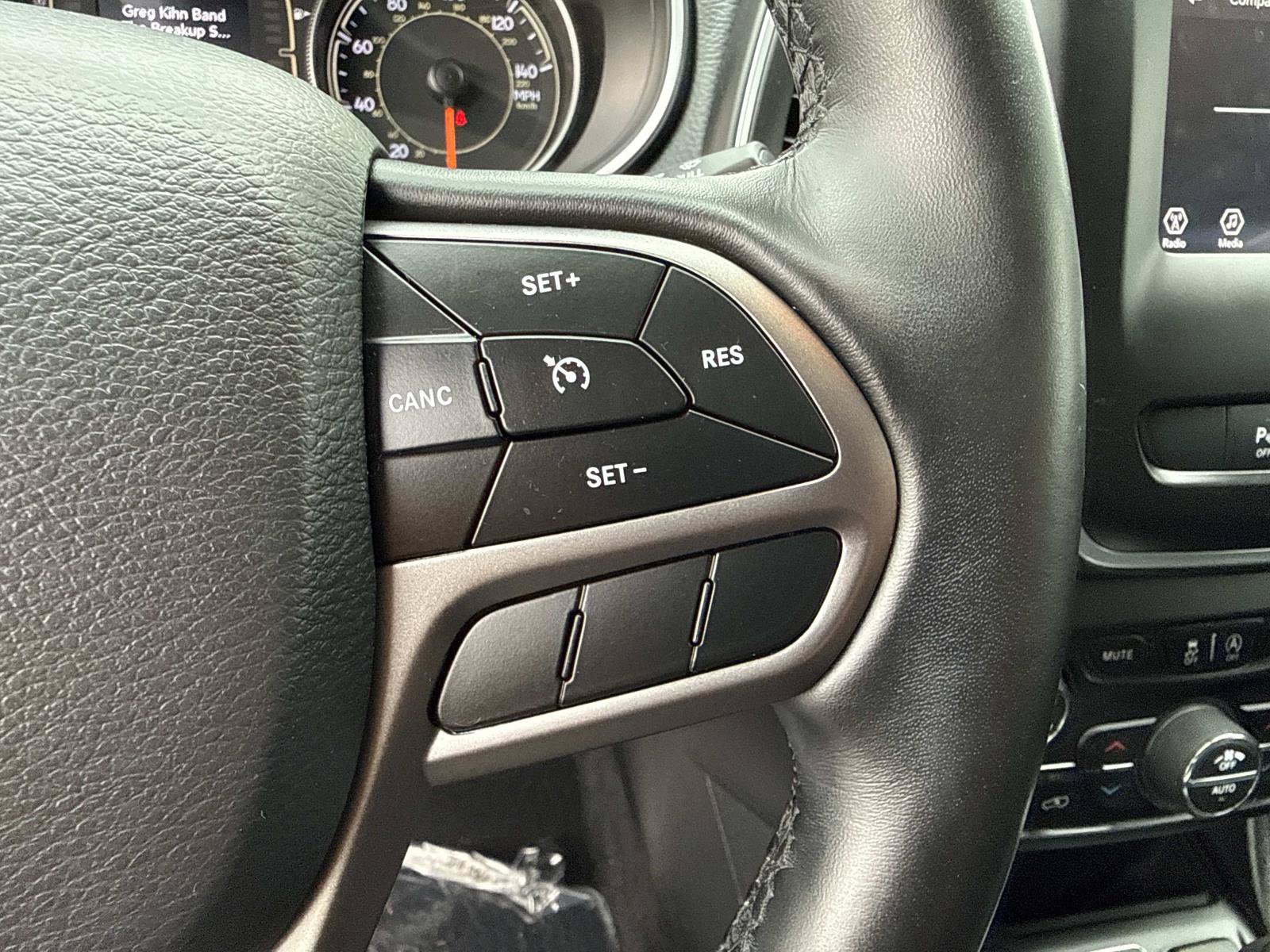 Used 2020 Jeep Cherokee Latitude Plus w/ Comfort/Convenience Group AWD/4WD image 33