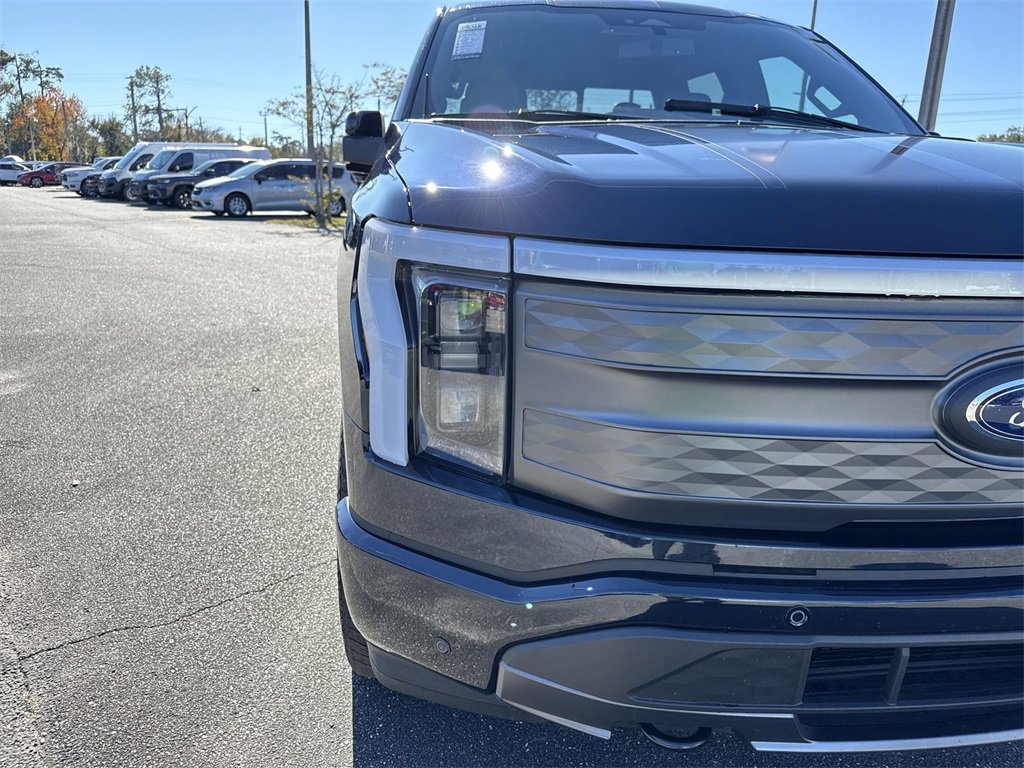 Used 2022 Ford F150 Lightning Lariat image 9