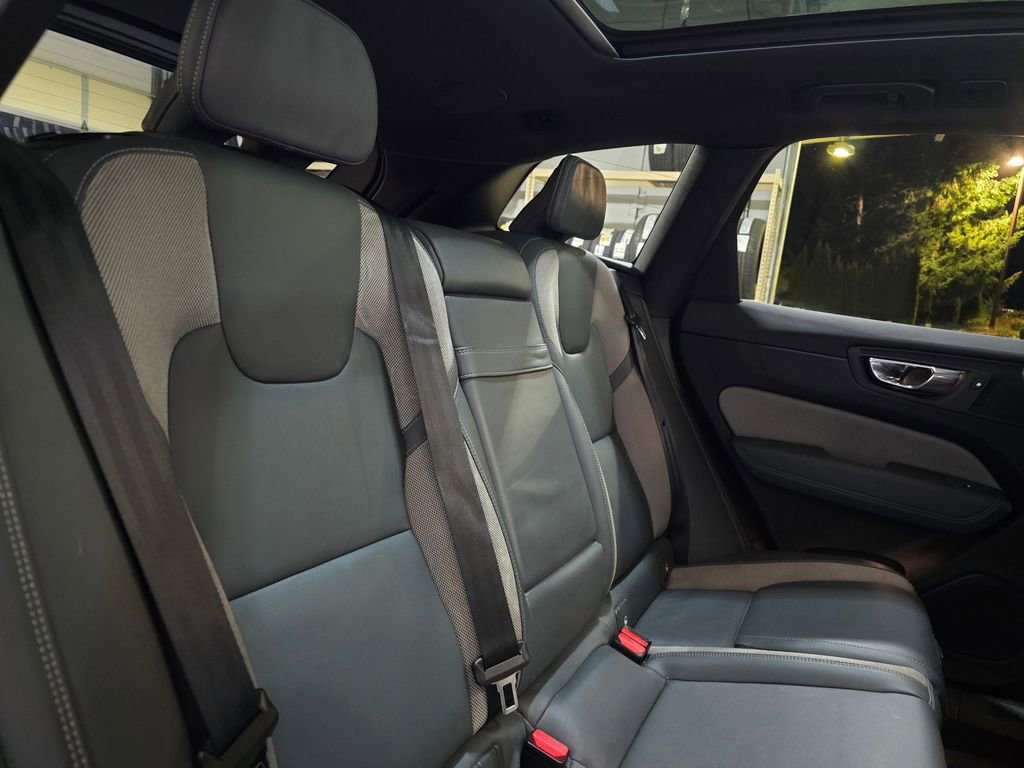 Used 2022 Volvo XC60 B5 R-Design w/ Climate Package image 28