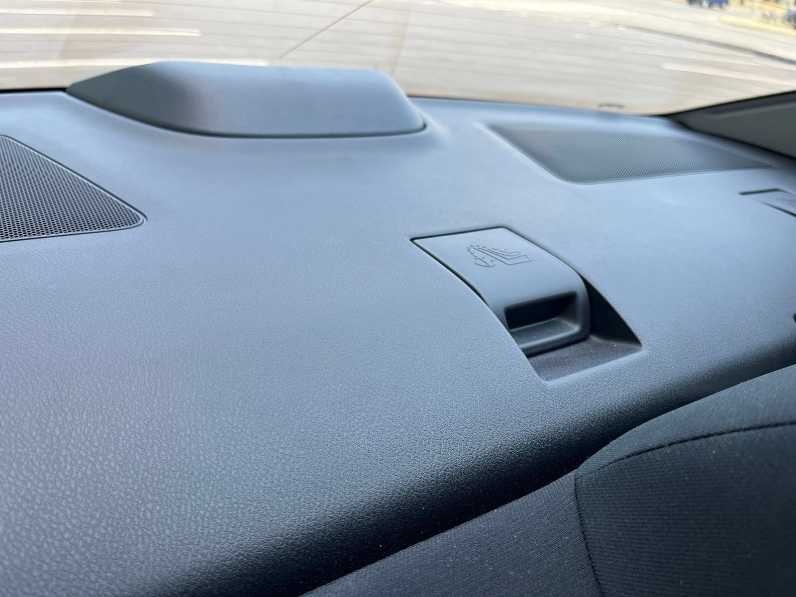 Used 2025 Nissan Sentra SV FWD image 33