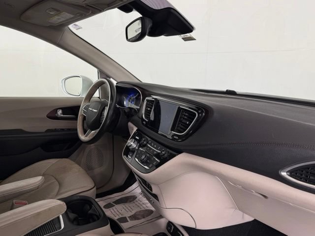 Used 2019 Chrysler Pacifica Limited w/ Advanced Safetytec Group FWD image 21