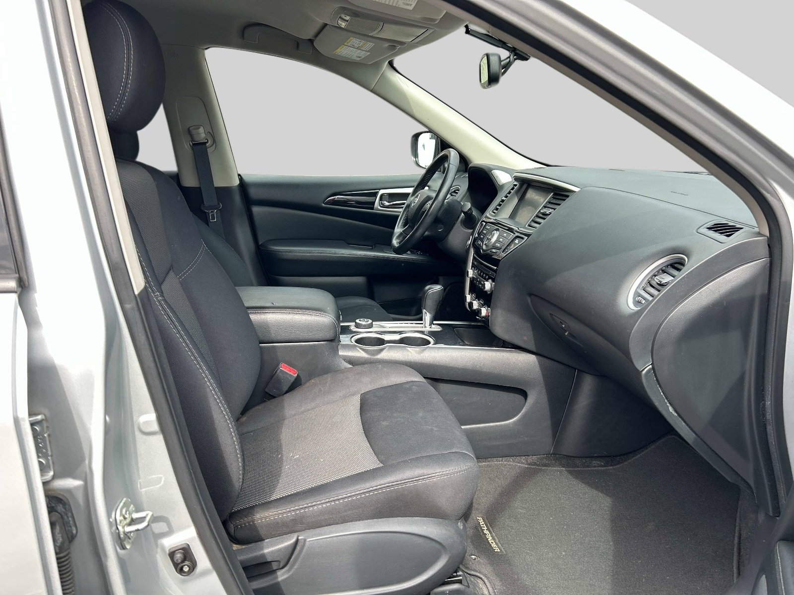 Used 2019 Nissan Pathfinder SV AWD/4WD image 18