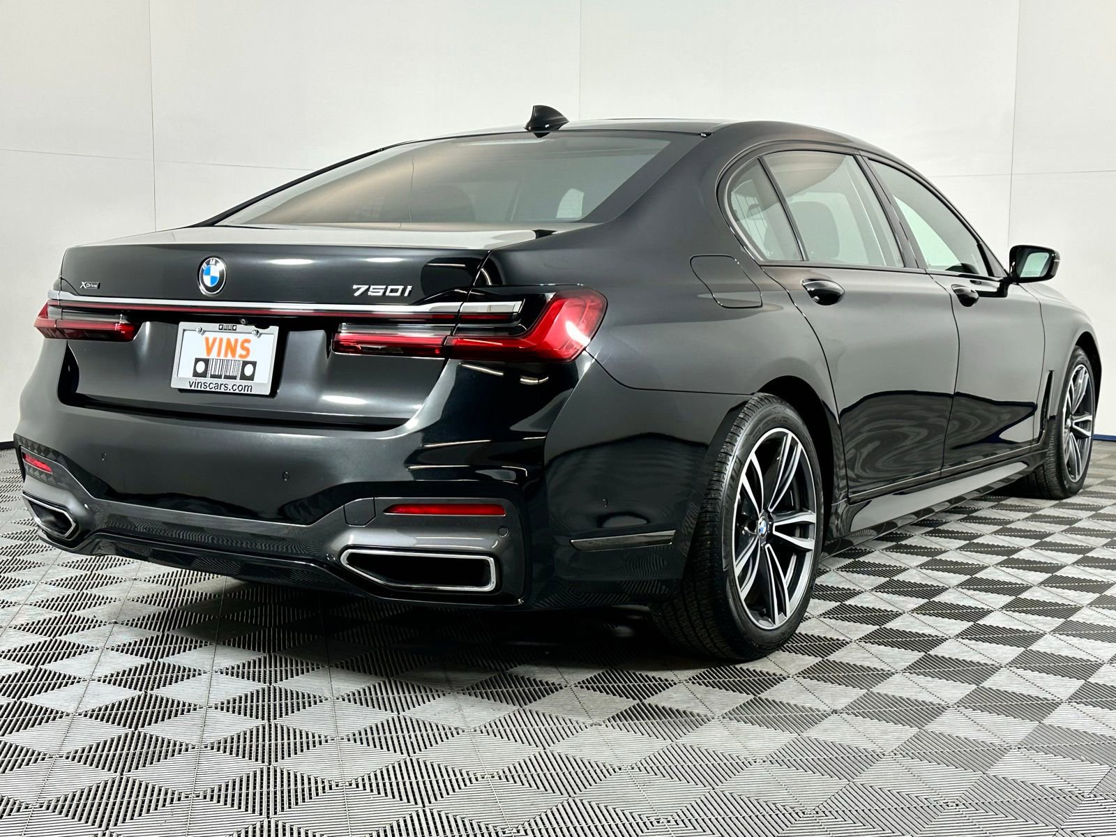 Used 2021 BMW 750i xDrive w/ Luxury Rear Seating Package image 4
