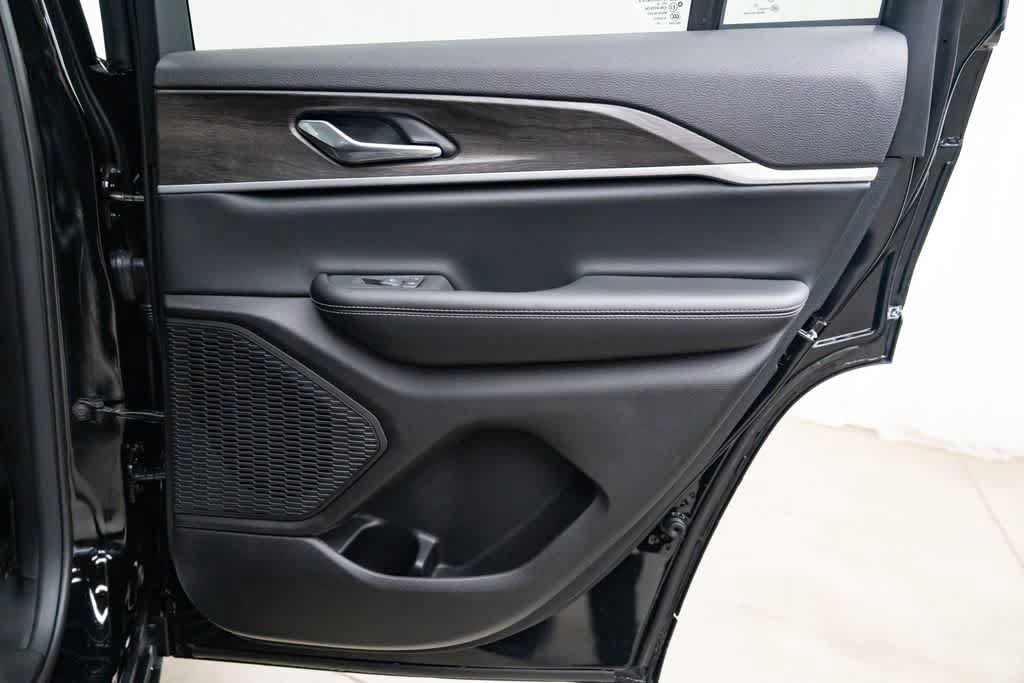 New 2026 Jeep Grand Cherokee Altitude AWD/4WD image 30