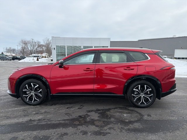 Certified 2025 Toyota Crown Signia XLE image 4