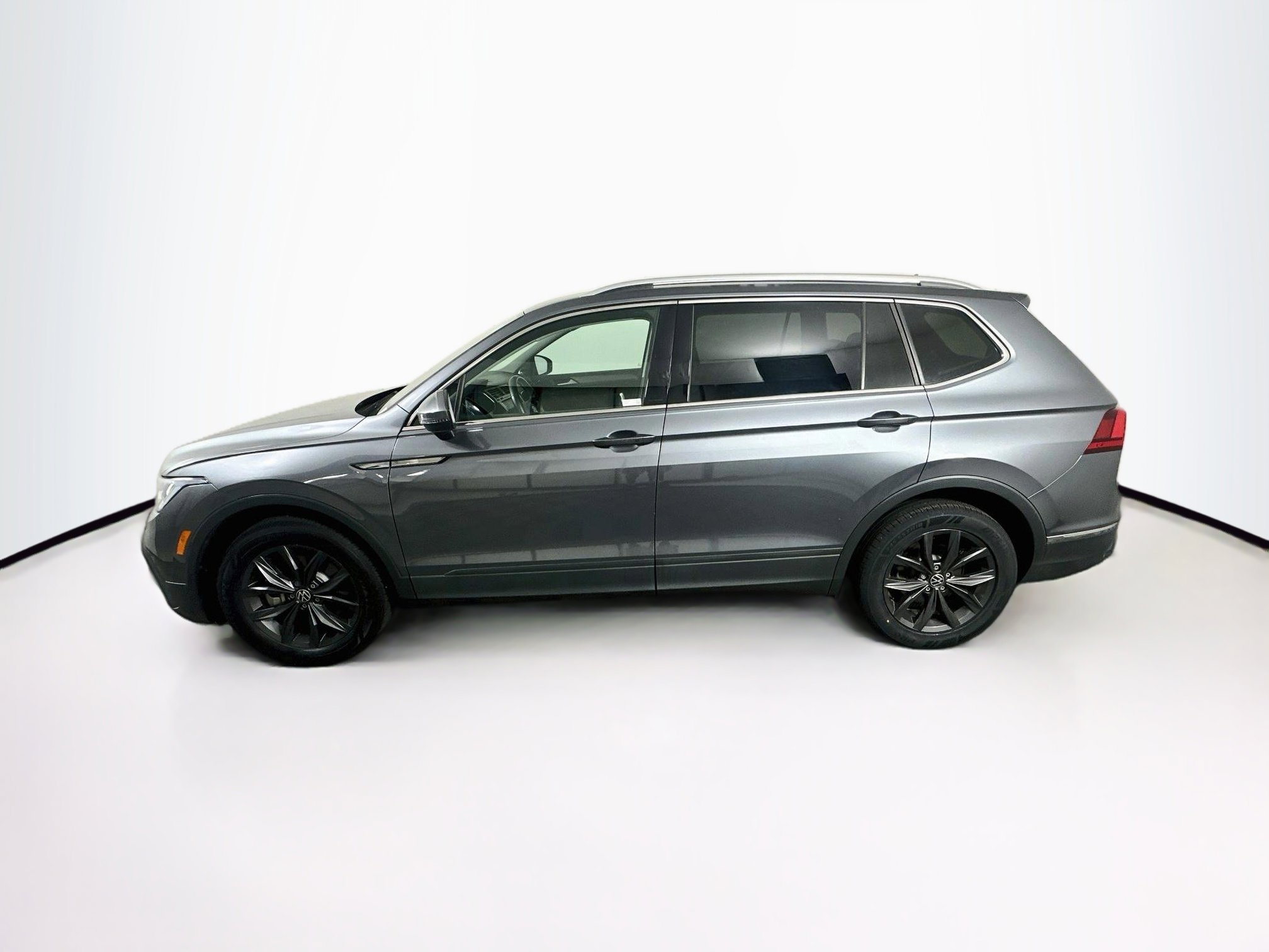 Used 2022 Volkswagen Tiguan SE FWD image 4