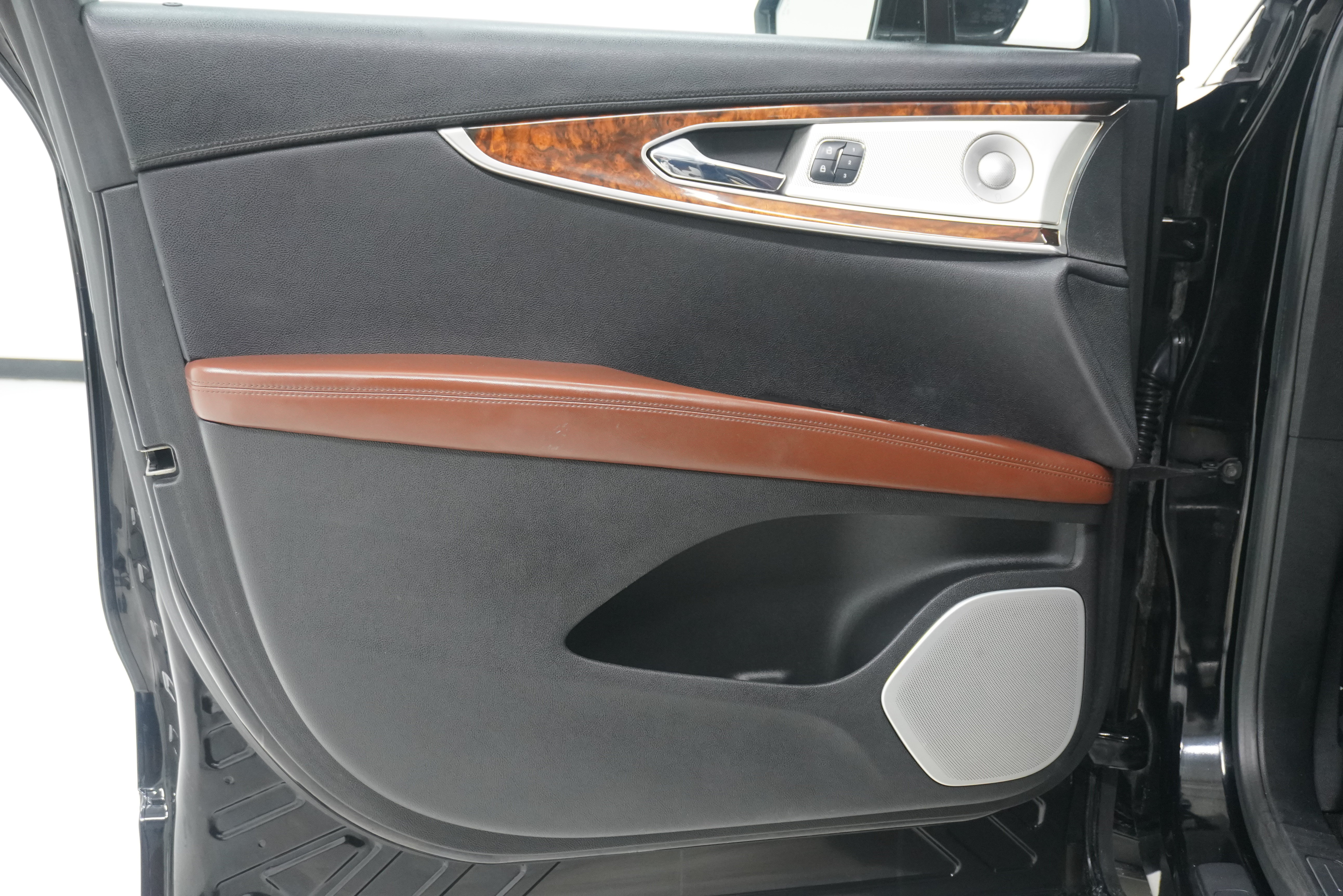 Used 2016 Lincoln MKX Reserve w/ Luxury Package FWD image 11