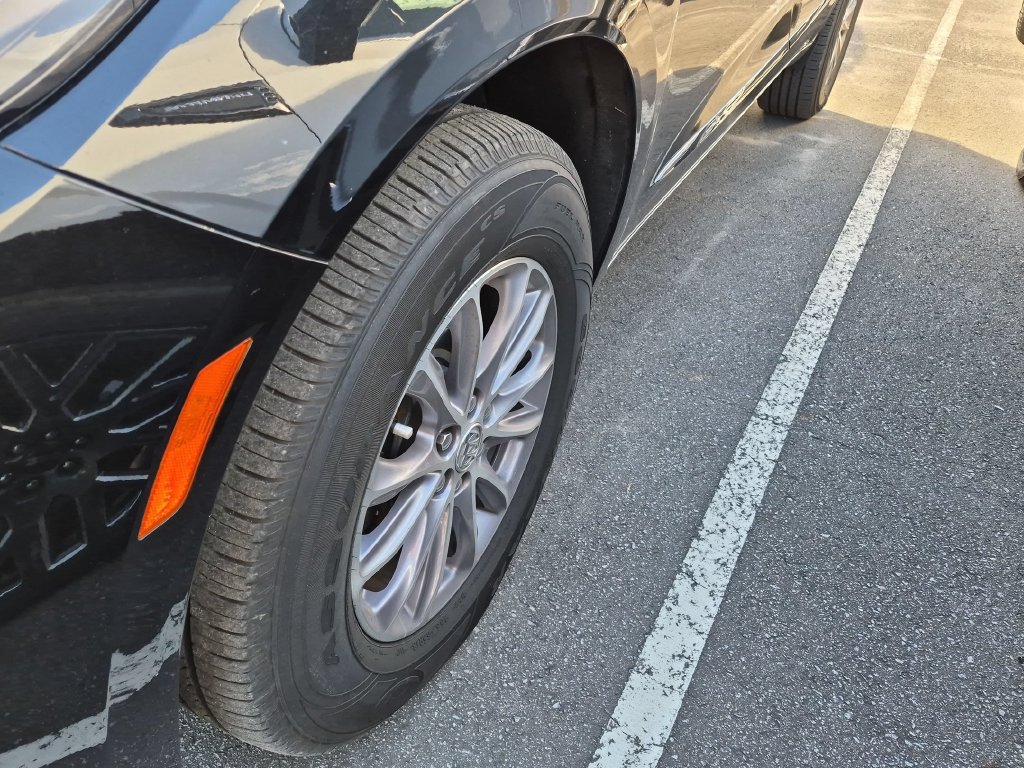 Used 2023 Buick Enclave Essence FWD image 3