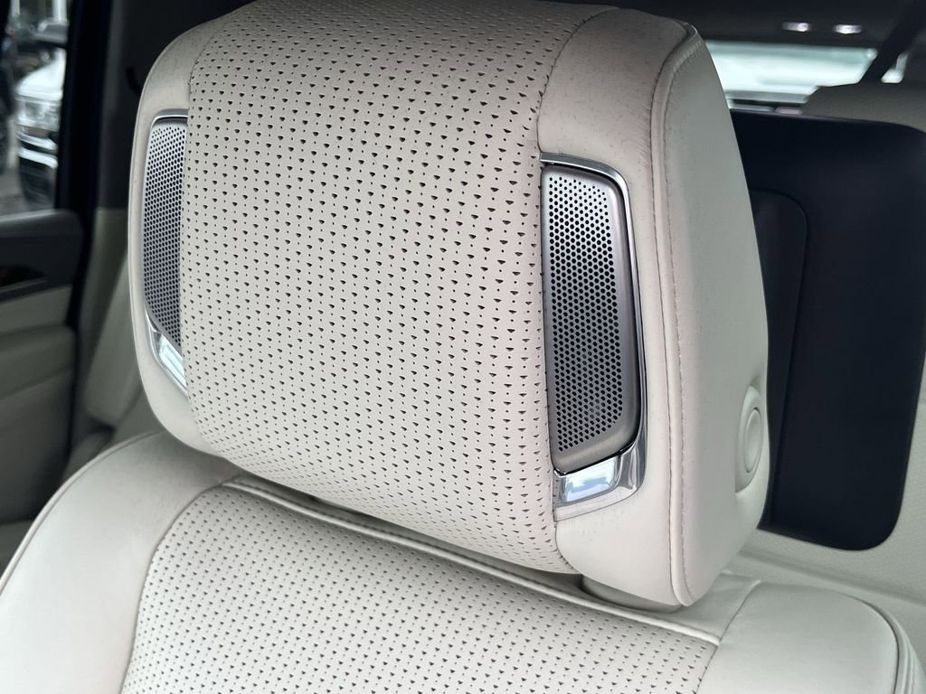 Used 2022 Cadillac Escalade ESV Premium Luxury Platinum w/ Heavy-Duty Trailer Package image 39