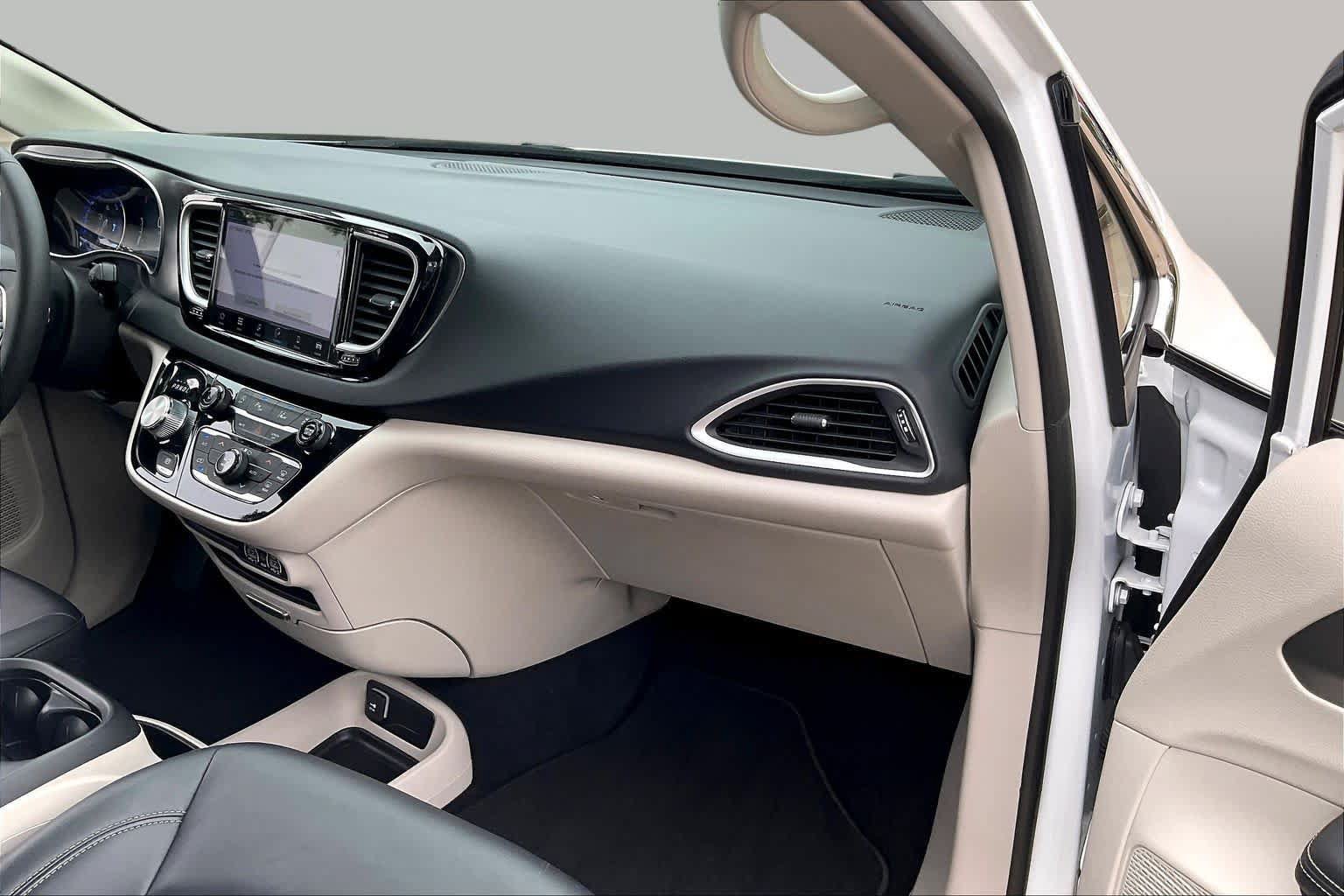 Used 2024 Chrysler Pacifica Touring-L FWD image 18
