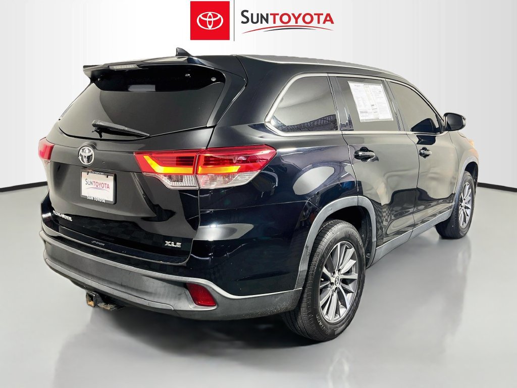 Used 2019 Toyota Highlander XLE FWD image 3