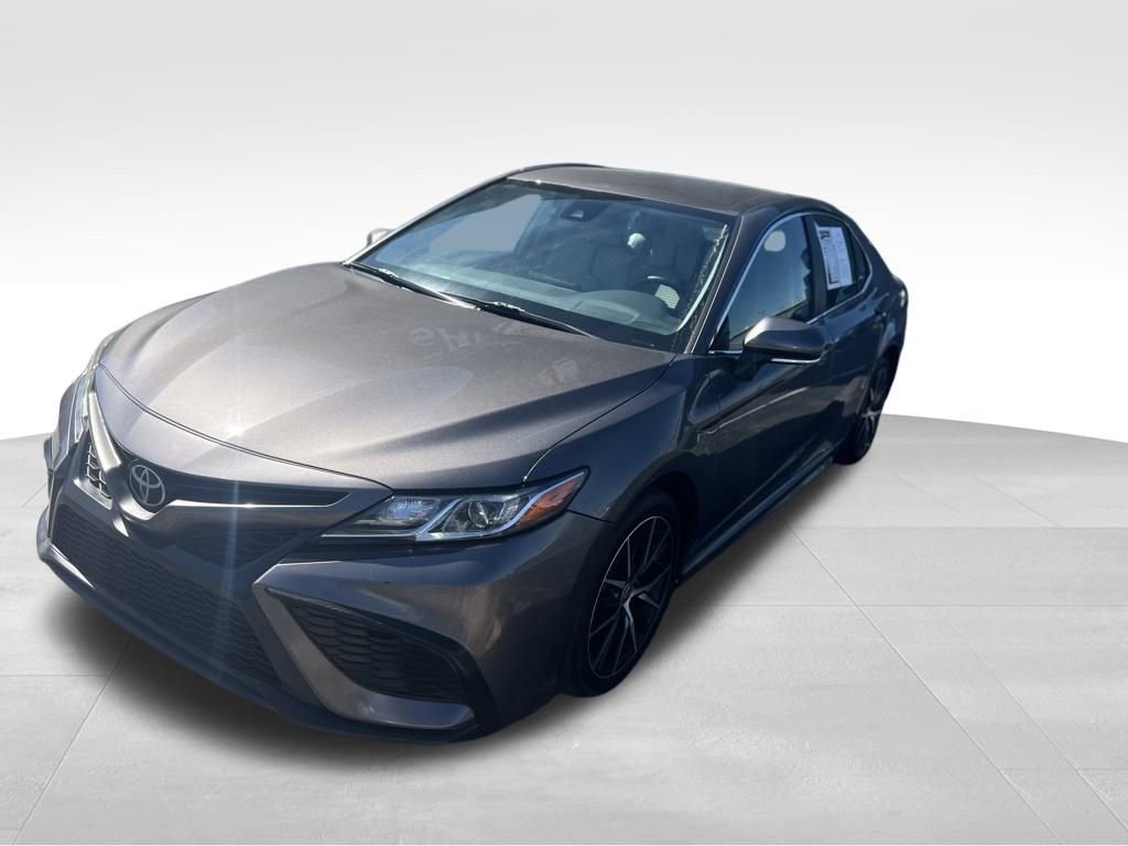 Used 2022 Toyota Camry SE image 2