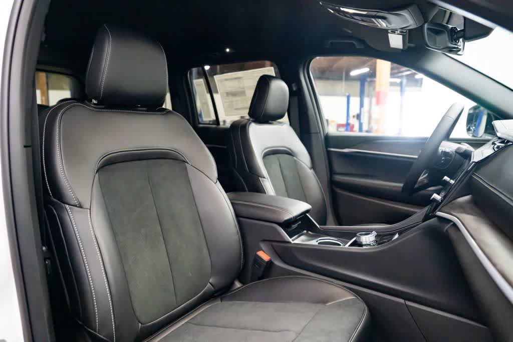 New 2026 Jeep Grand Cherokee Altitude AWD/4WD image 28