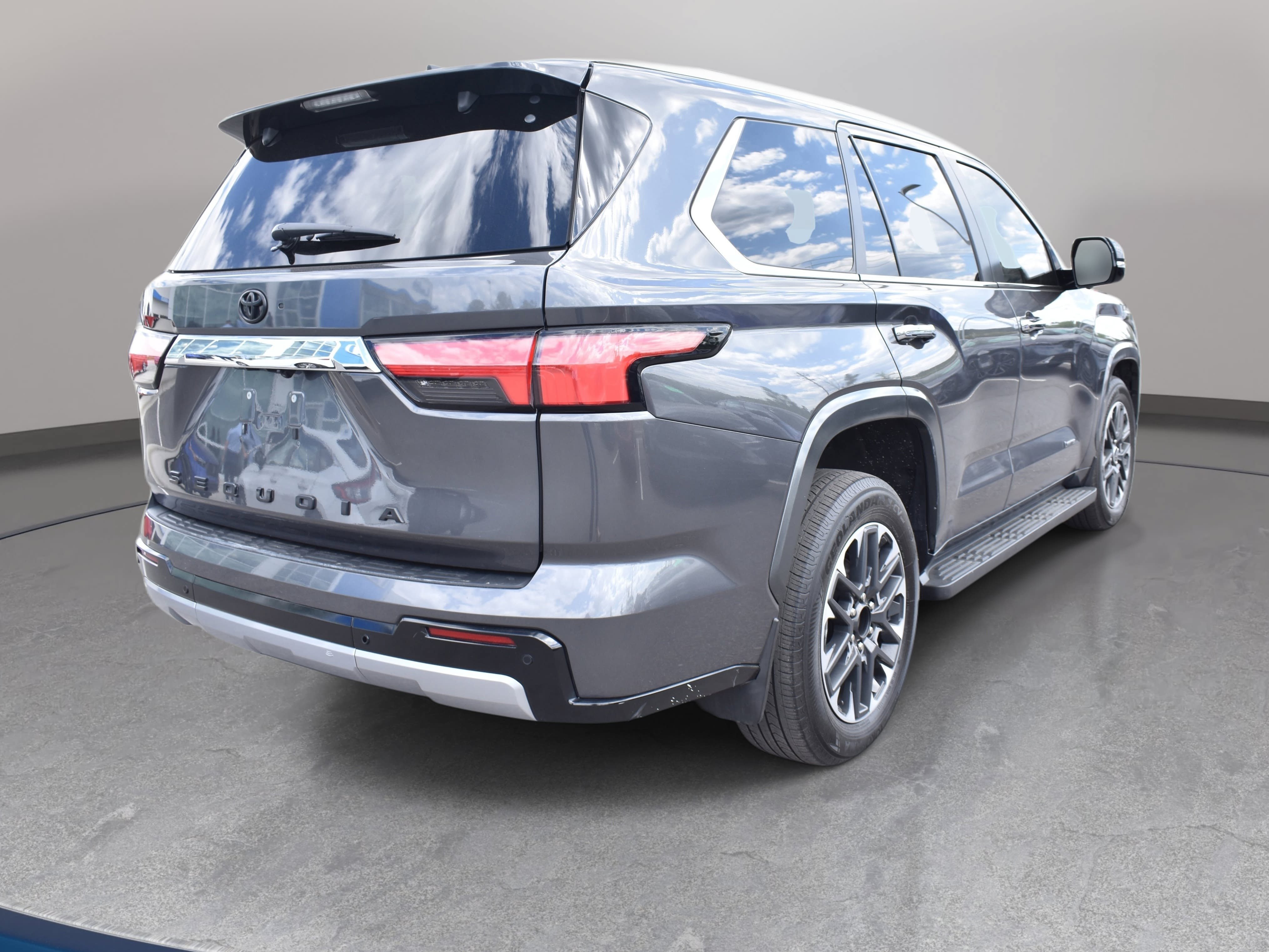 Used 2024 Toyota Sequoia Limited w/ Tow Technology Package AWD/4WD image 8