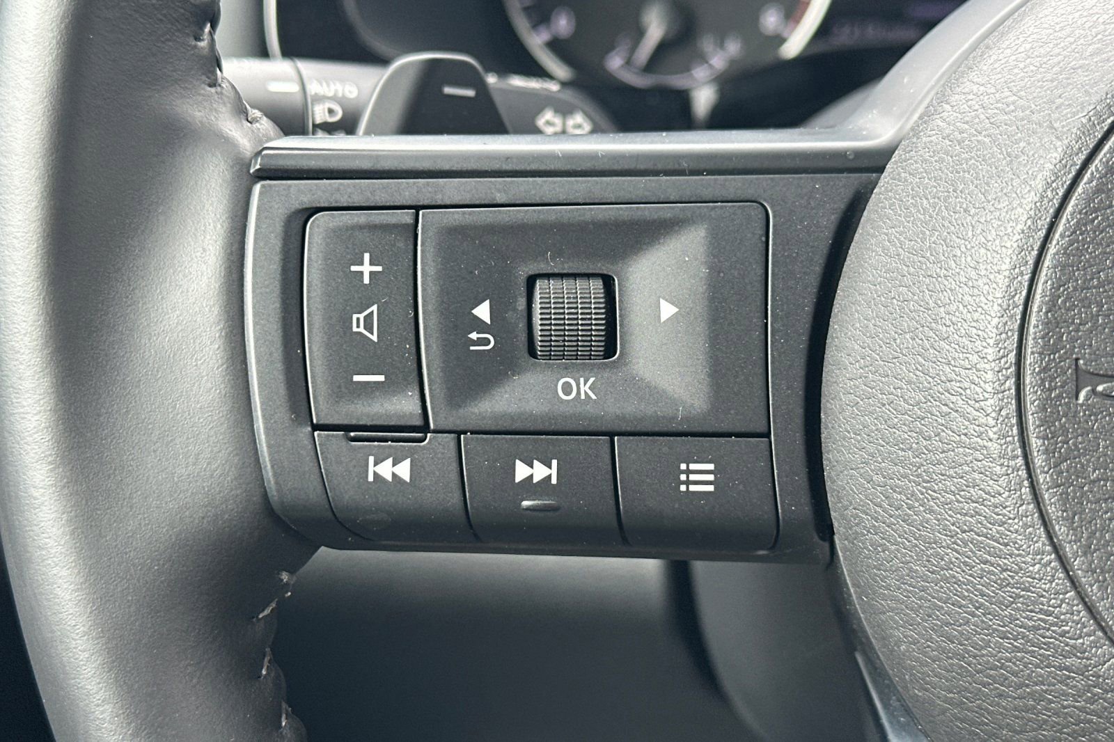 Certified 2025 Nissan Pathfinder SV image 37