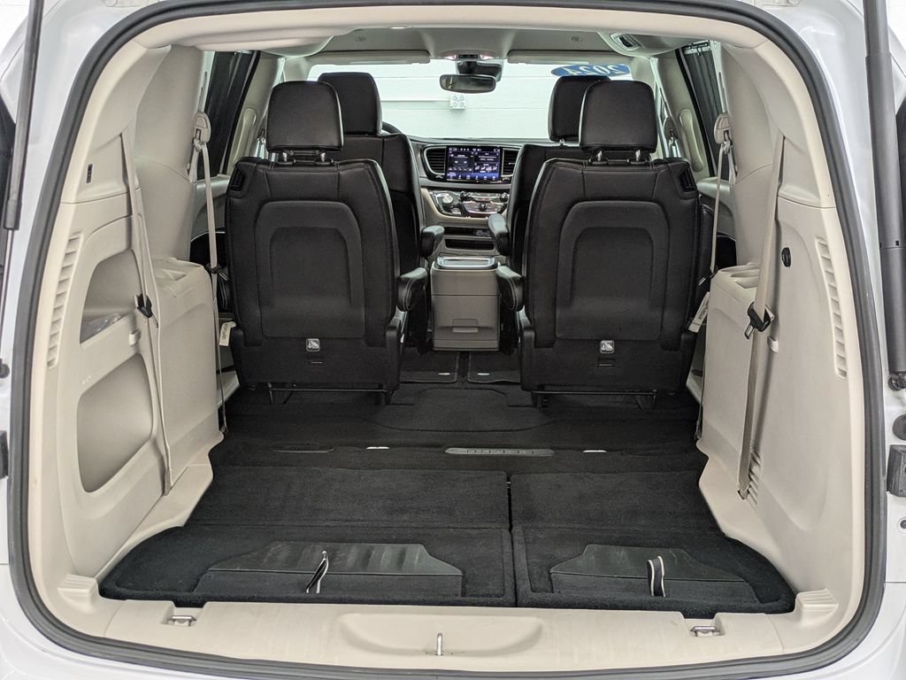 Used 2024 Chrysler Pacifica Touring-L FWD image 14