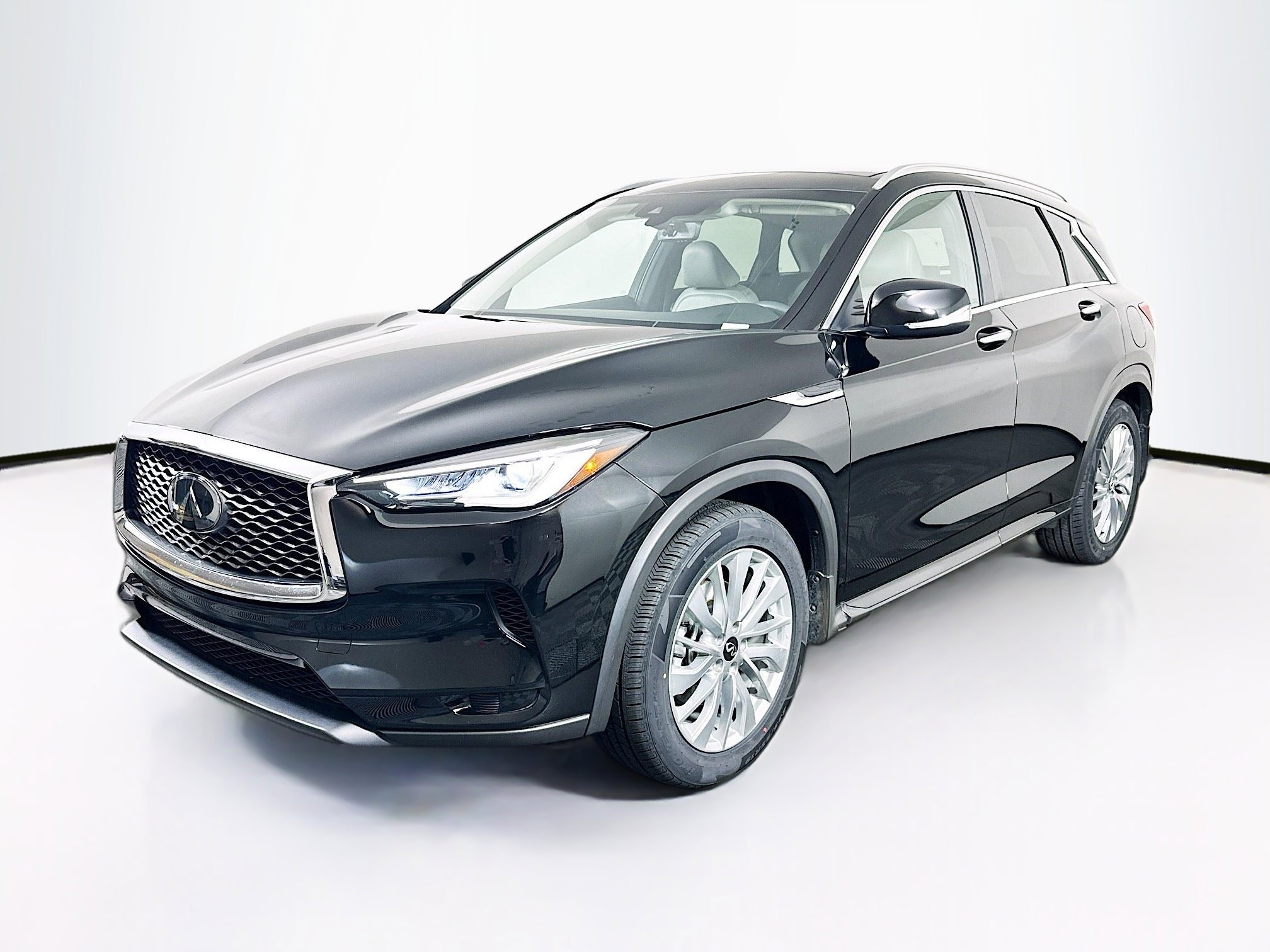 Used 2023 INFINITI QX50 Luxe FWD image 3