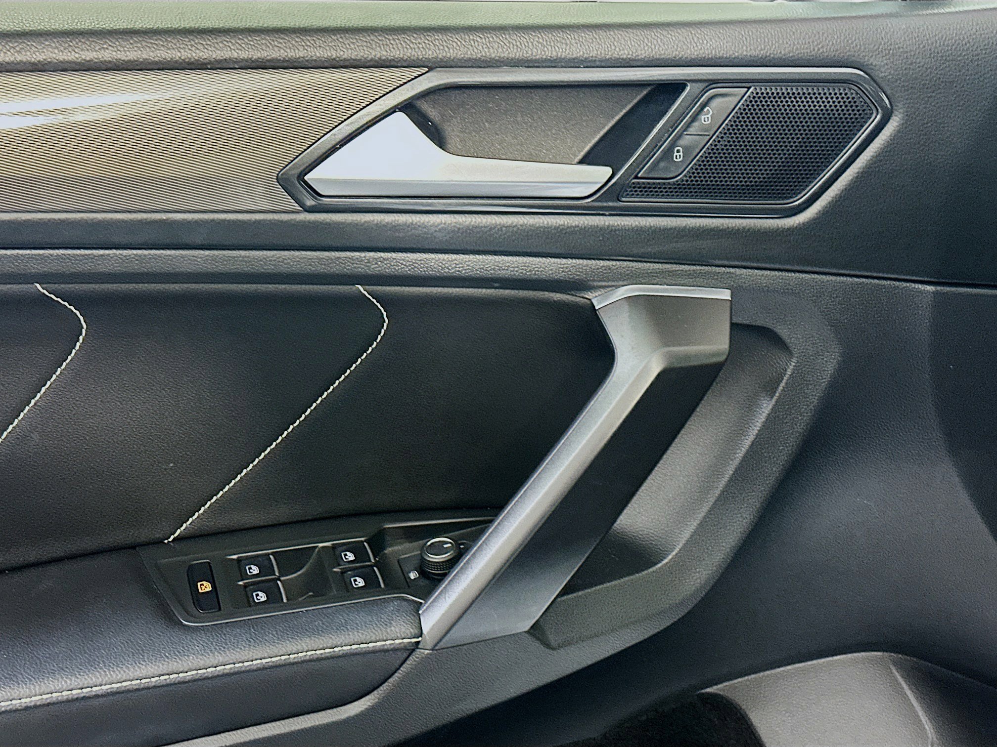Used 2023 Volkswagen Tiguan SE w/ Panoramic Sunroof Package FWD image 15
