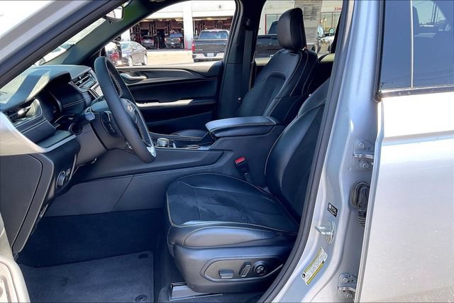 Used 2023 Jeep Grand Cherokee Altitude AWD/4WD image 27