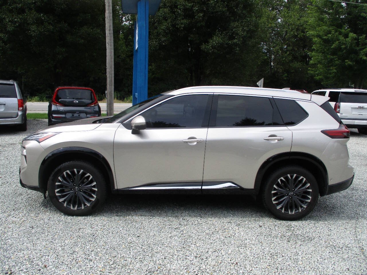 Used 2024 Nissan Rogue Platinum w/ Platinum Premium Package FWD image 2