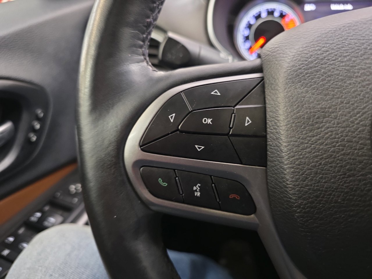 Used 2019 Jeep Cherokee Overland w/ Technology Group image 50