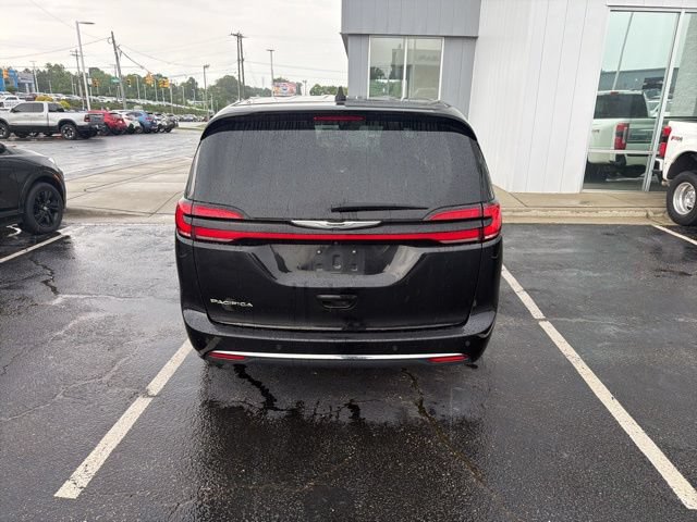 Used 2024 Chrysler Pacifica Touring-L FWD image 6