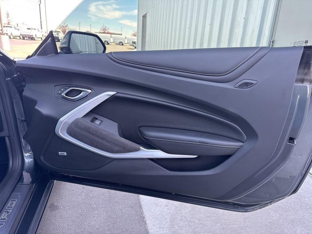 Used 2018 Chevrolet Camaro SS w/ LPO RS/SS Interior Package image 33