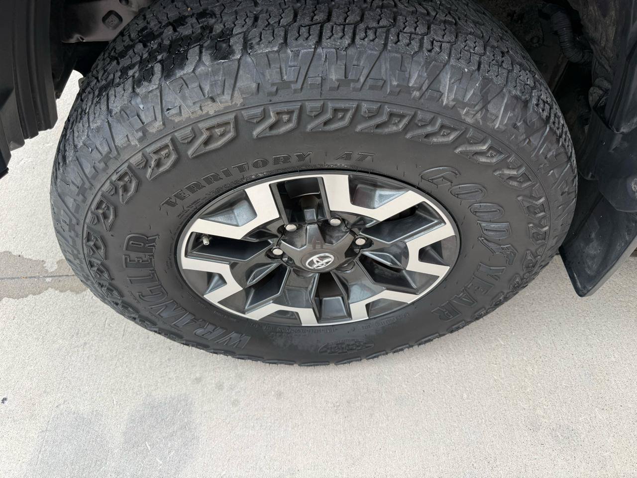 Used 2018 Toyota Tacoma TRD Off-Road AWD/4WD image 10