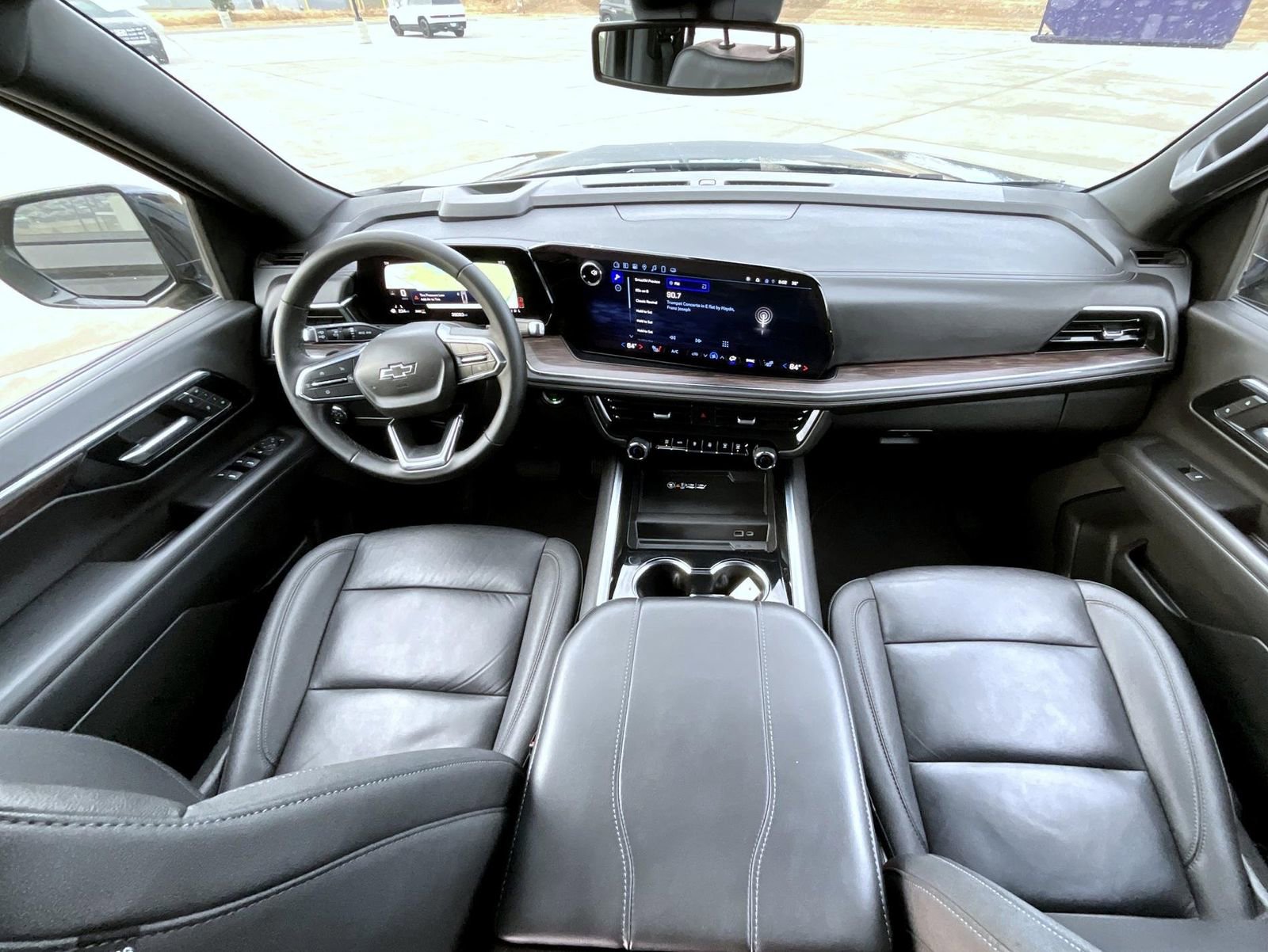 Used 2025 Chevrolet Suburban Z71 image 12