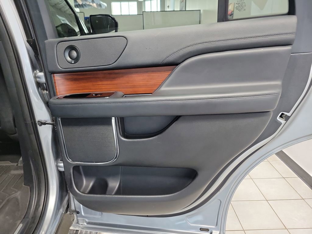 Used 2022 Lincoln Navigator Reserve image 14