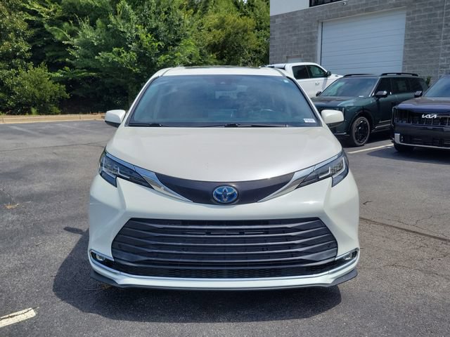 Used 2021 Toyota Sienna XLE FWD image 2