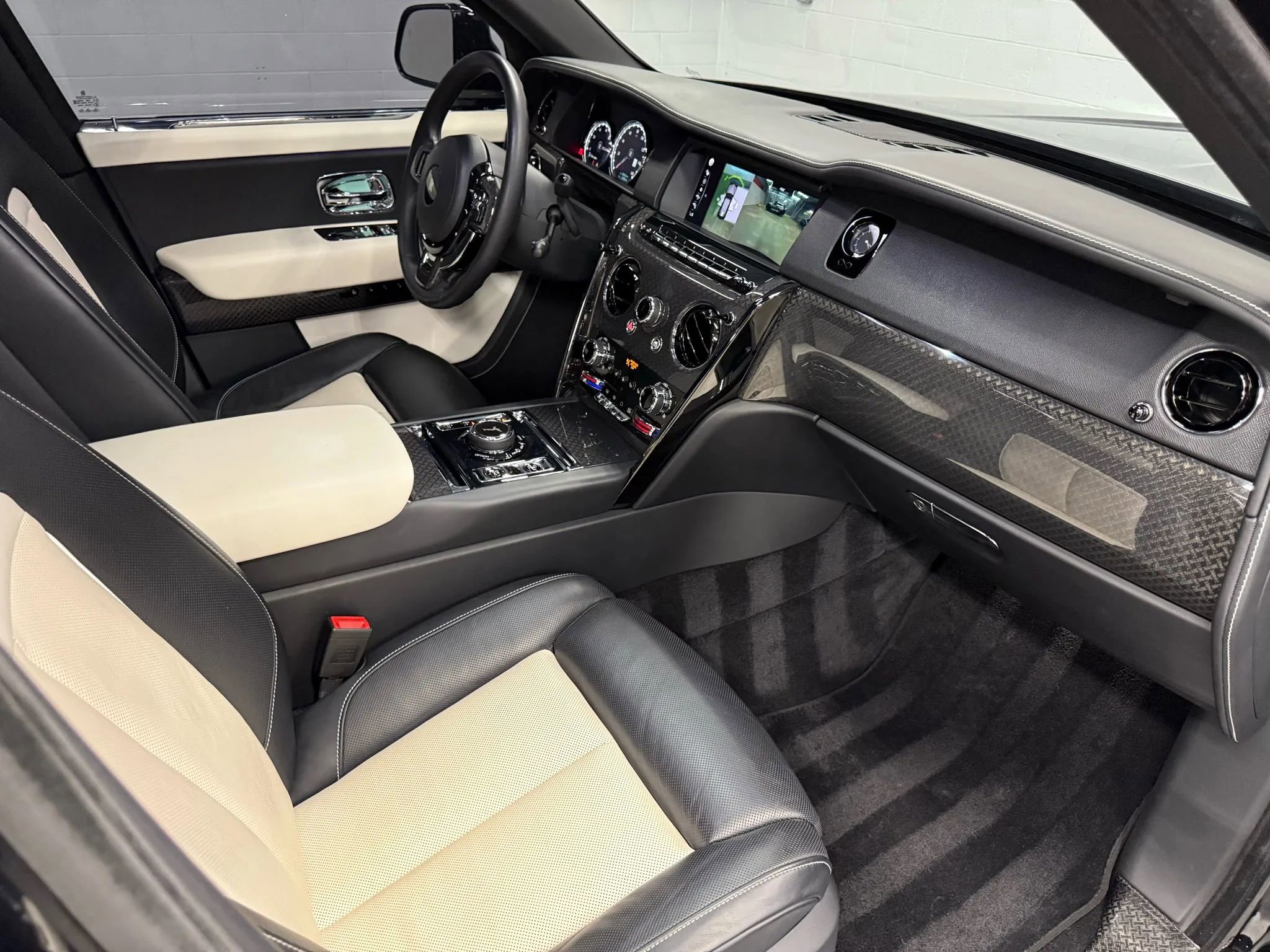 Used 2022 Rolls-Royce Cullinan Black Badge w/ Dark Exterior Package image 70