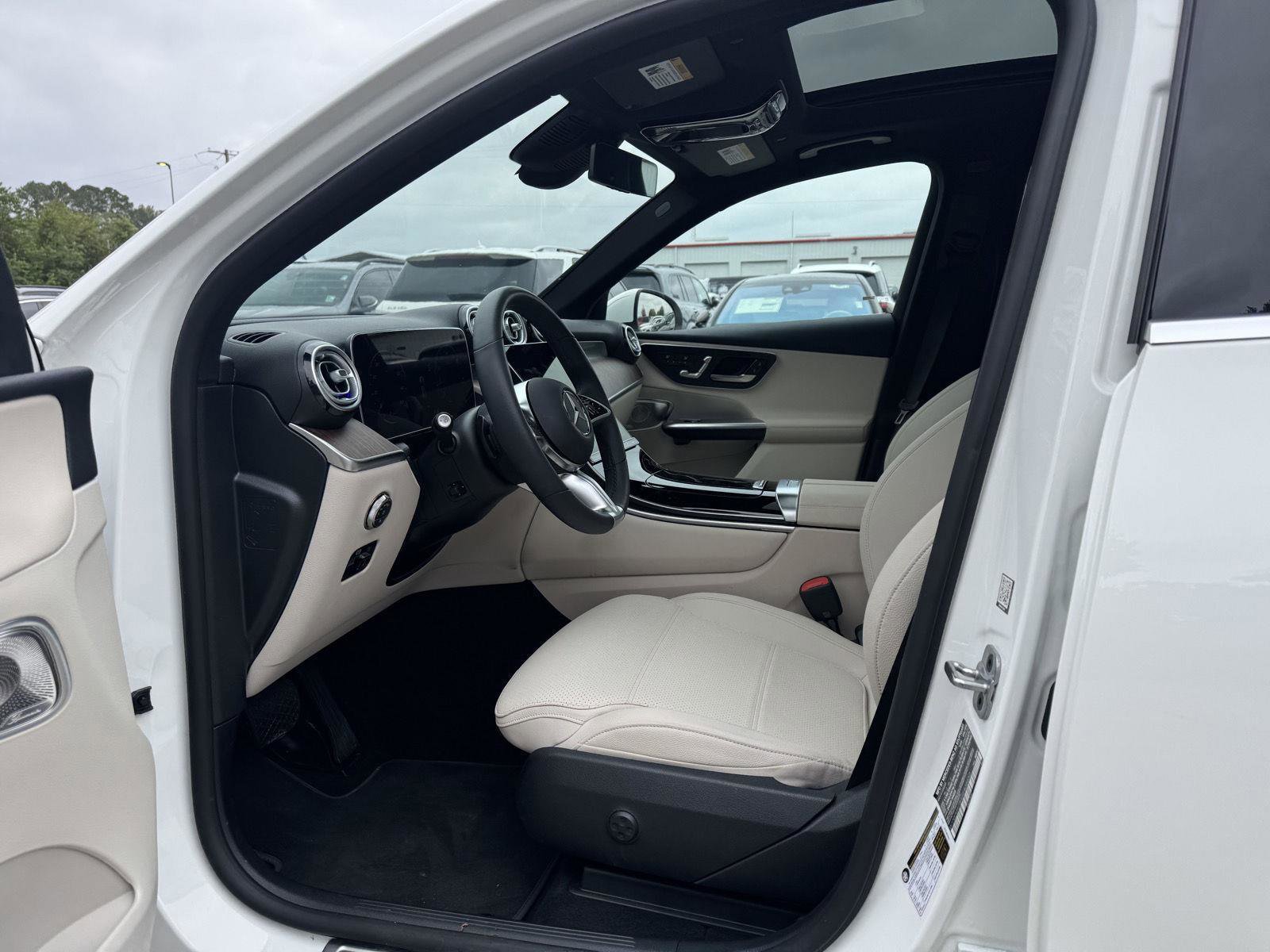 Certified 2025 Mercedes-Benz GLC 300 image 5