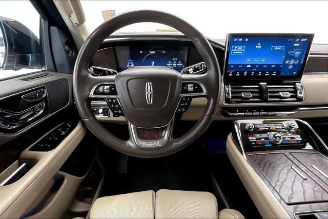 Used 2022 Lincoln Navigator Reserve AWD/4WD image 4