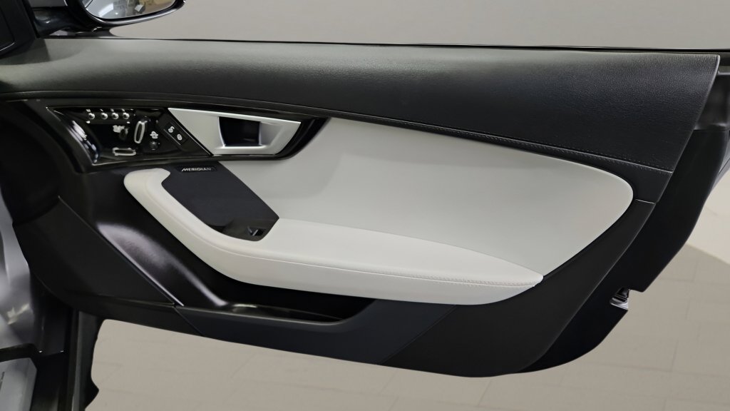 Used 2015 Jaguar F-TYPE S RWD image 39
