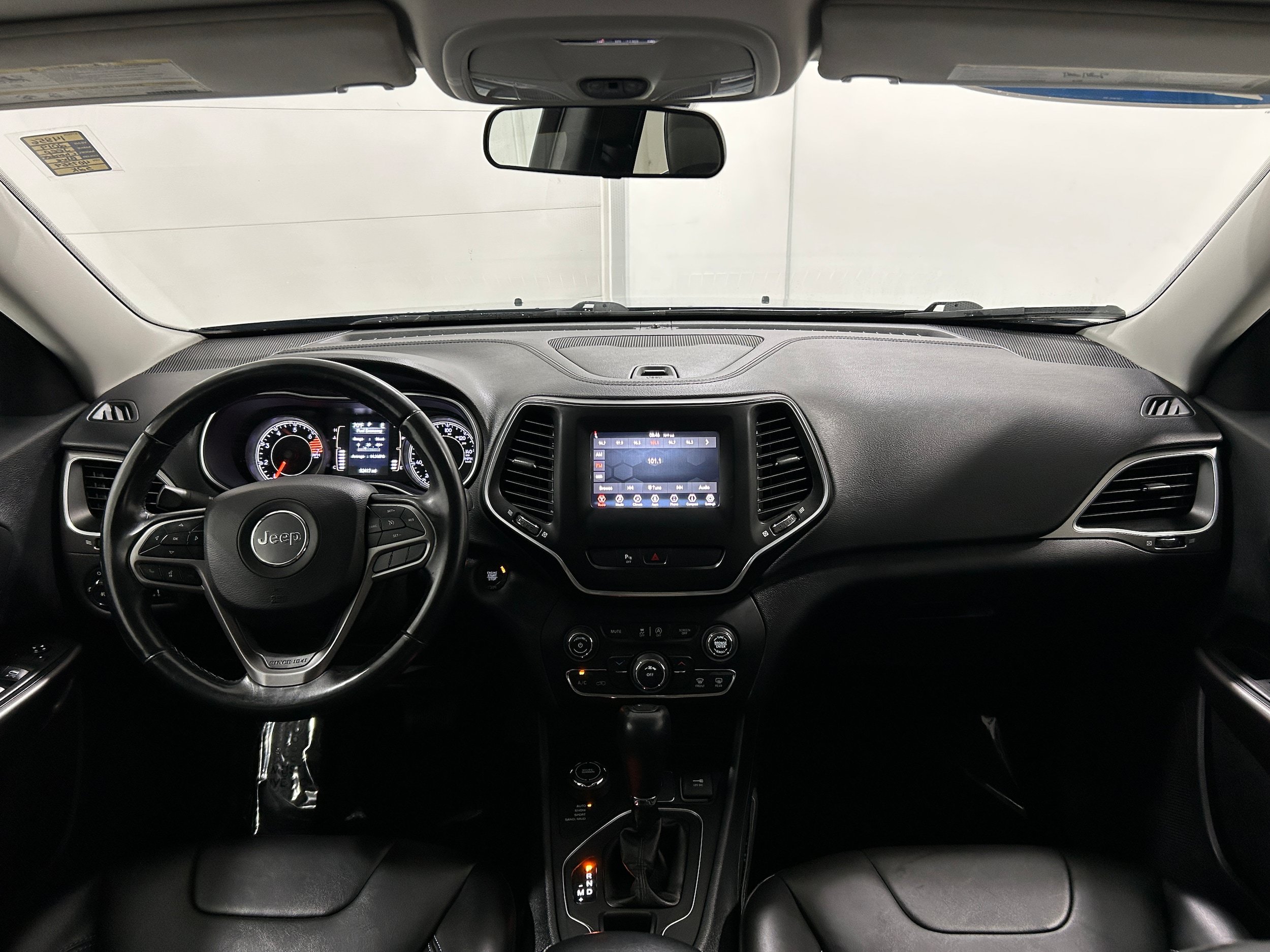 Used 2019 Jeep Cherokee Latitude Plus AWD/4WD image 17