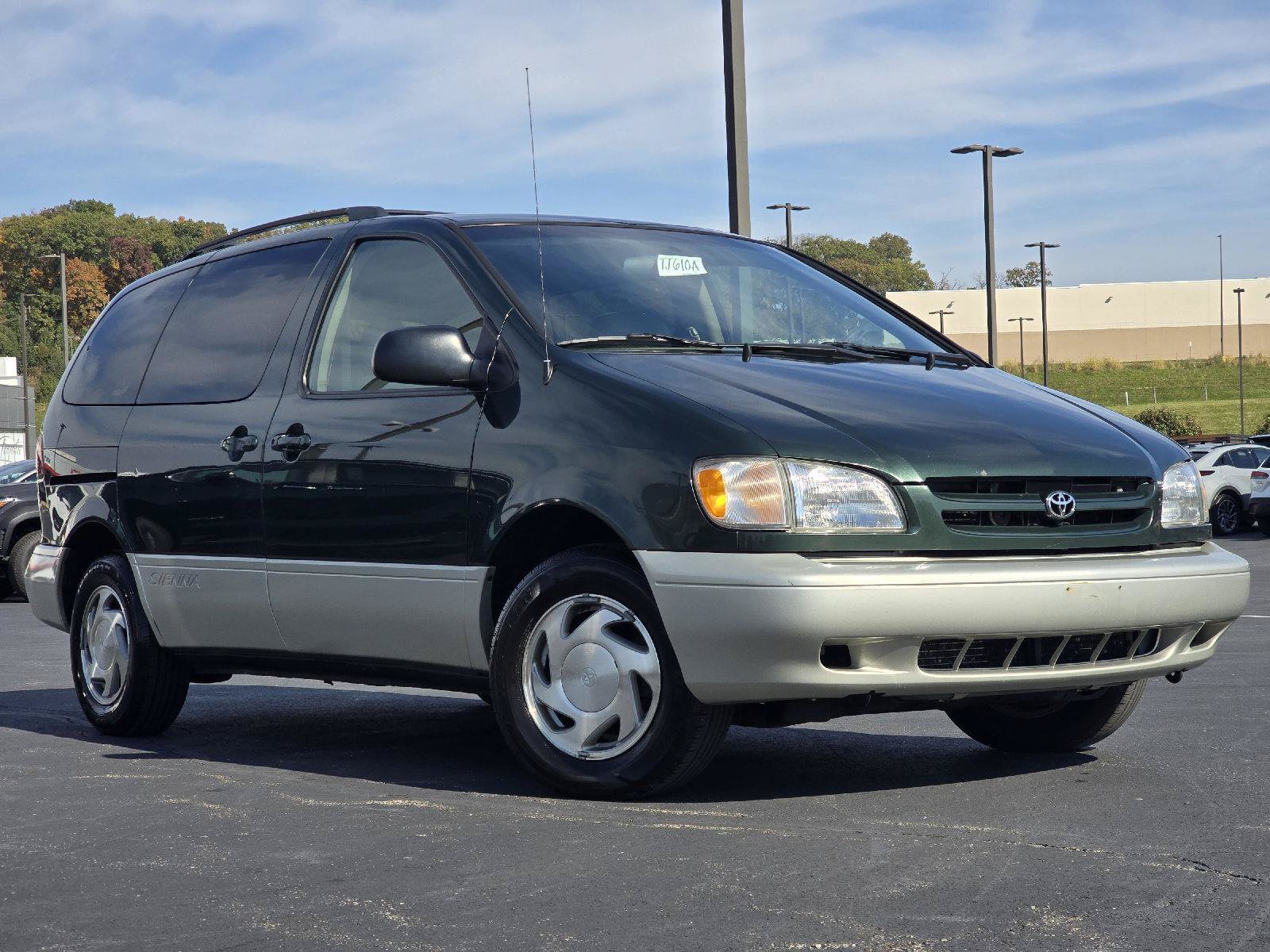 Used 2000 Toyota Sienna XLE FWD image 1