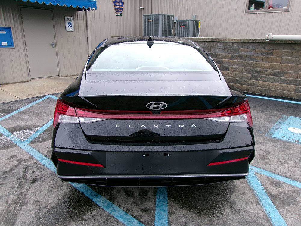 Used 2024 Hyundai Elantra SEL w/ Convenience Package FWD image 4