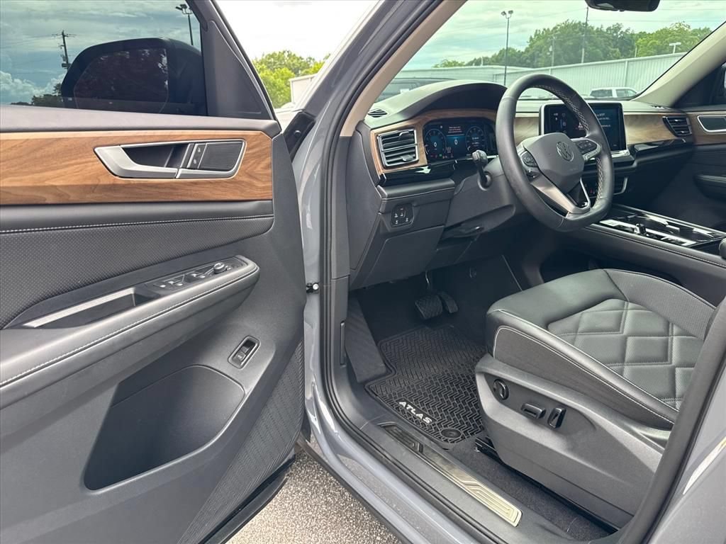 Used 2025 Volkswagen Atlas SE FWD image 16