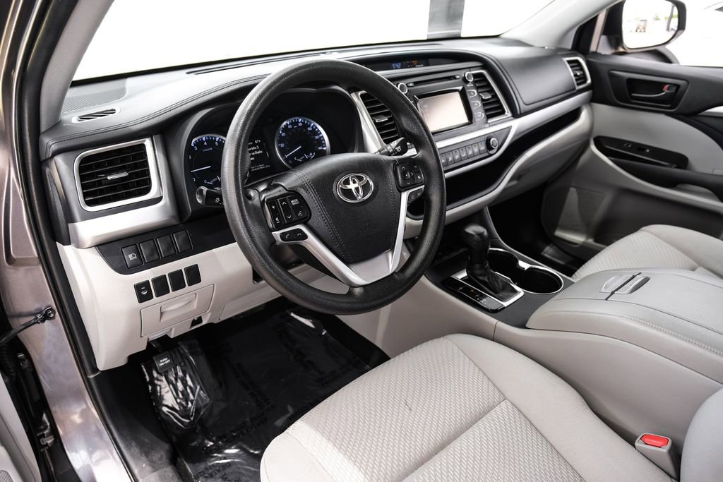 Used 2019 Toyota Highlander LE FWD image 2