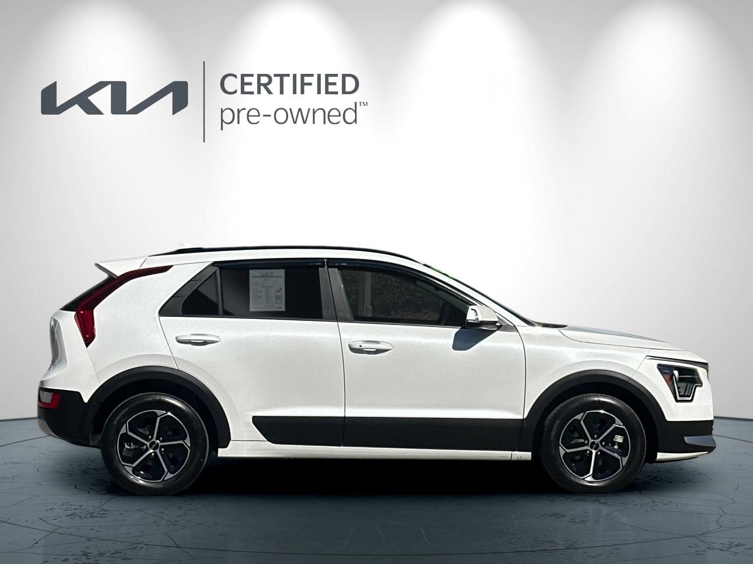 Certified 2025 Kia Niro EX FWD image 3