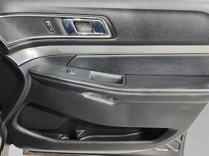 Used 2018 Ford Explorer XLT w/ Equipment Group 202A AWD/4WD image 27