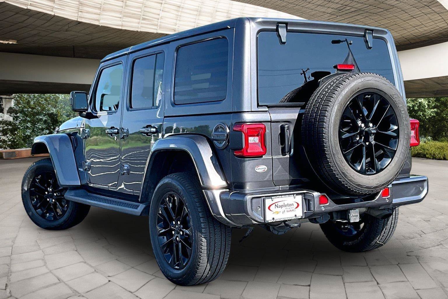 Used 2021 Jeep Wrangler Unlimited Sahara AWD/4WD image 3