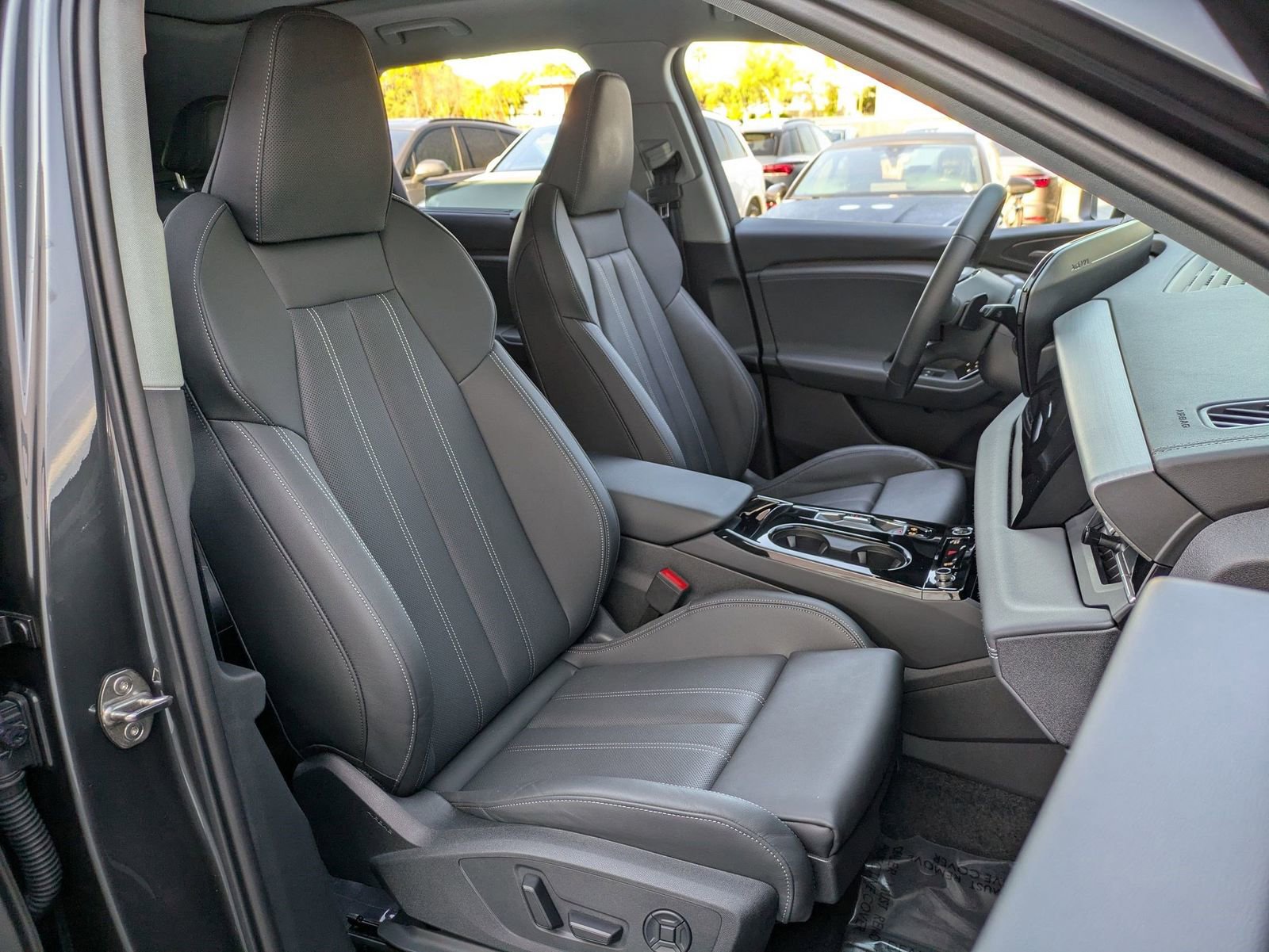 Used 2025 Audi Q6 e-tron Premium Plus w/ Premium Plus AWD/4WD image 28