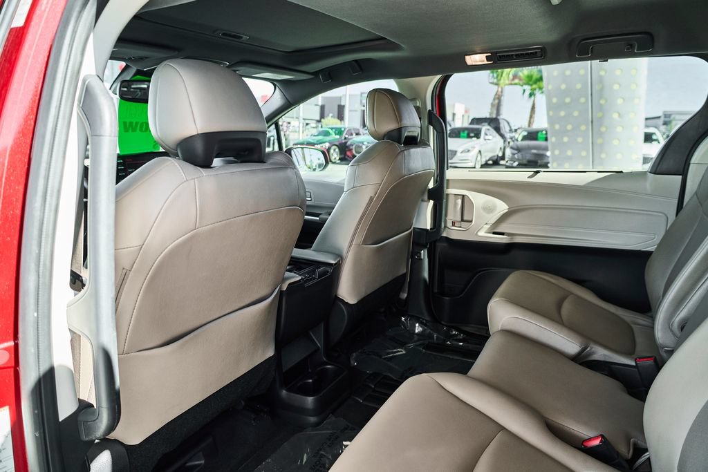 Used 2021 Toyota Sienna XLE w/ XLE Plus Package FWD image 17
