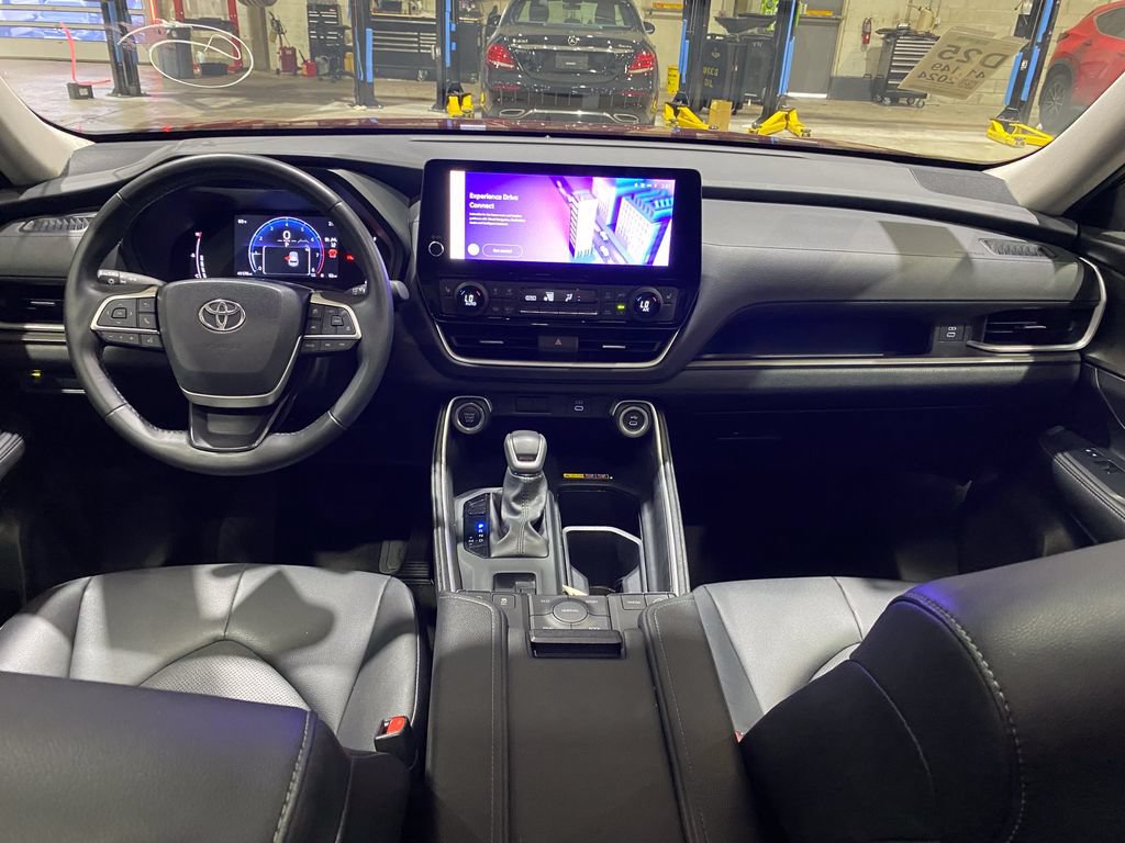 Used 2024 Toyota Grand Highlander AWD image 2