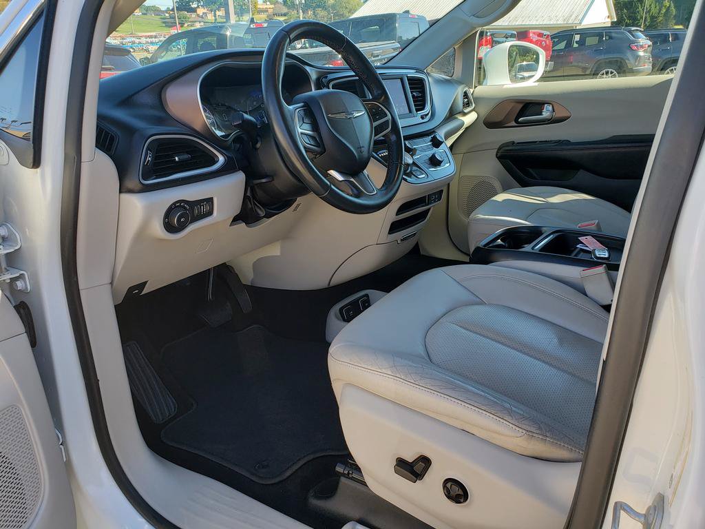 Used 2018 Chrysler Pacifica Touring-L FWD image 10