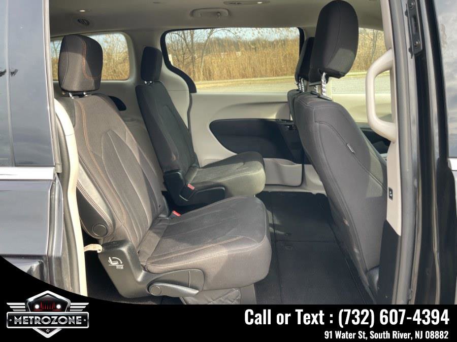 Used 2017 Chrysler Pacifica Touring image 16