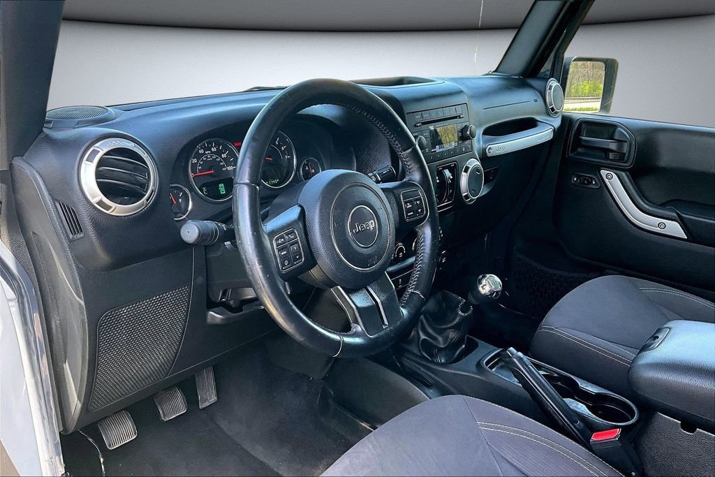Used 2017 Jeep Wrangler Unlimited Sahara w/ Connectivity Group image 16